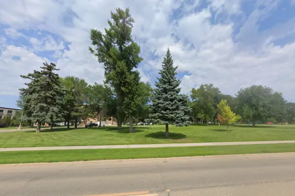 Screenshot of Google Map view of the N Broadway – Oak Park trail in Minot, ND. Sidewalk trail that passes the Minot State University campus.